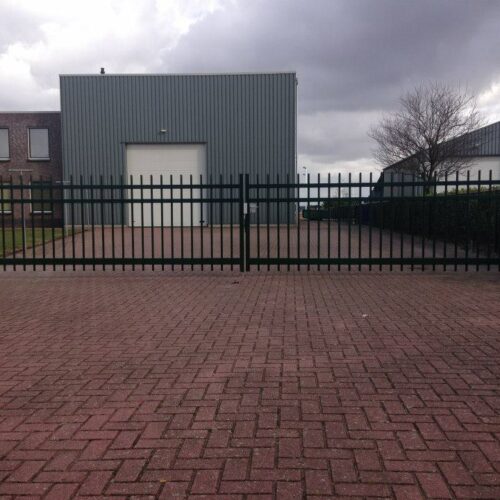 Draaipoorten 14 Op maat gemaakte draaipoorten die veiligheid en stijl combineren. Thermisch verzinkt, optioneel poedergecoat en voorzien van profielcilinderslot.